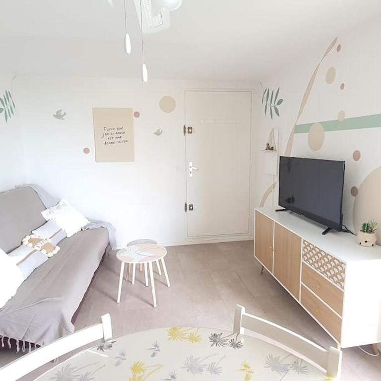 Au bord de la plage du Grazel - One-Bedroom Apartment - 14