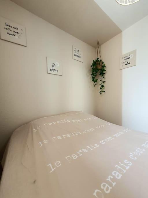 Au bord de la plage du Grazel - One-Bedroom Apartment - 15