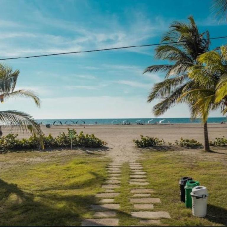 Edificio acceso directo al mar primera linea de playa 2 habitaciones - Apartment with Balcony - 40