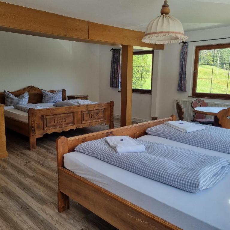 Berghotel Almagmach - Vierbettzimmer mit eigenem Bad - 1