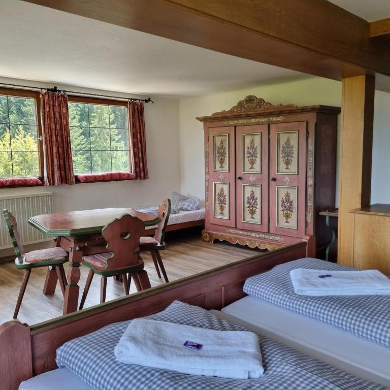 Berghotel Almagmach - Vierbettzimmer mit eigenem Bad - 3