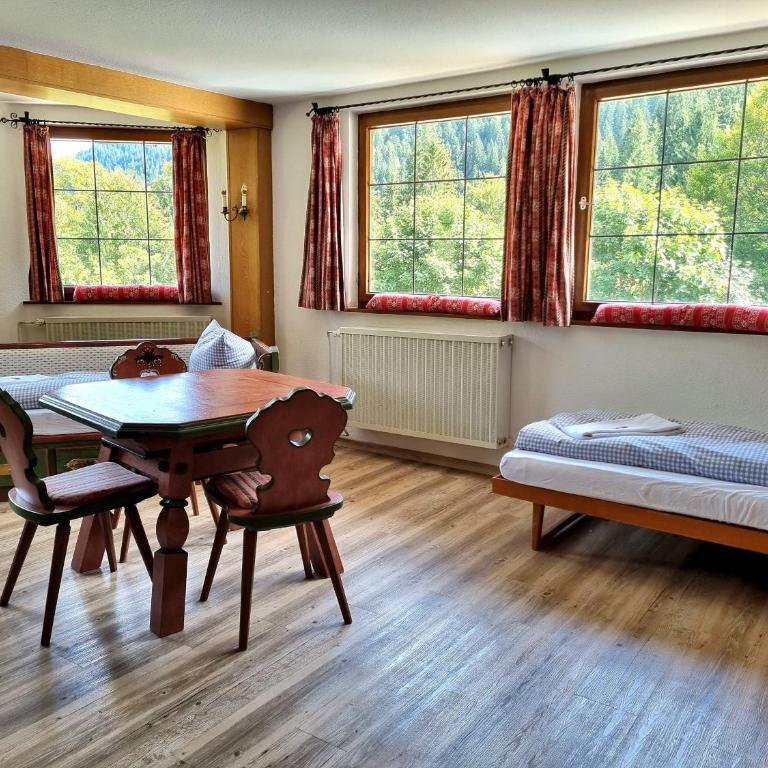 Berghotel Almagmach - Vierbettzimmer mit eigenem Bad - 5