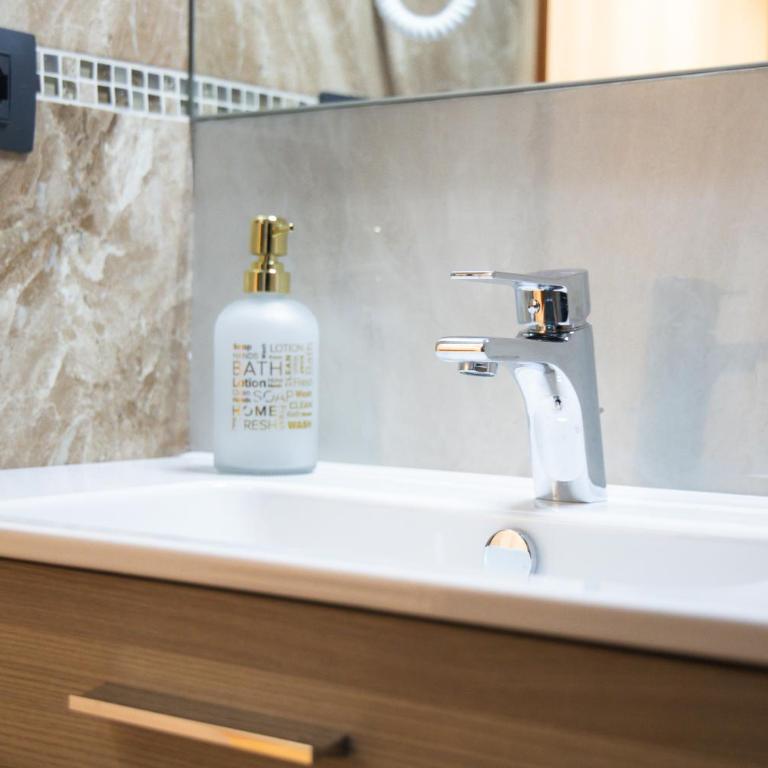 Residence El Diez - Camera Matrimoniale con Bagno Privato - 9