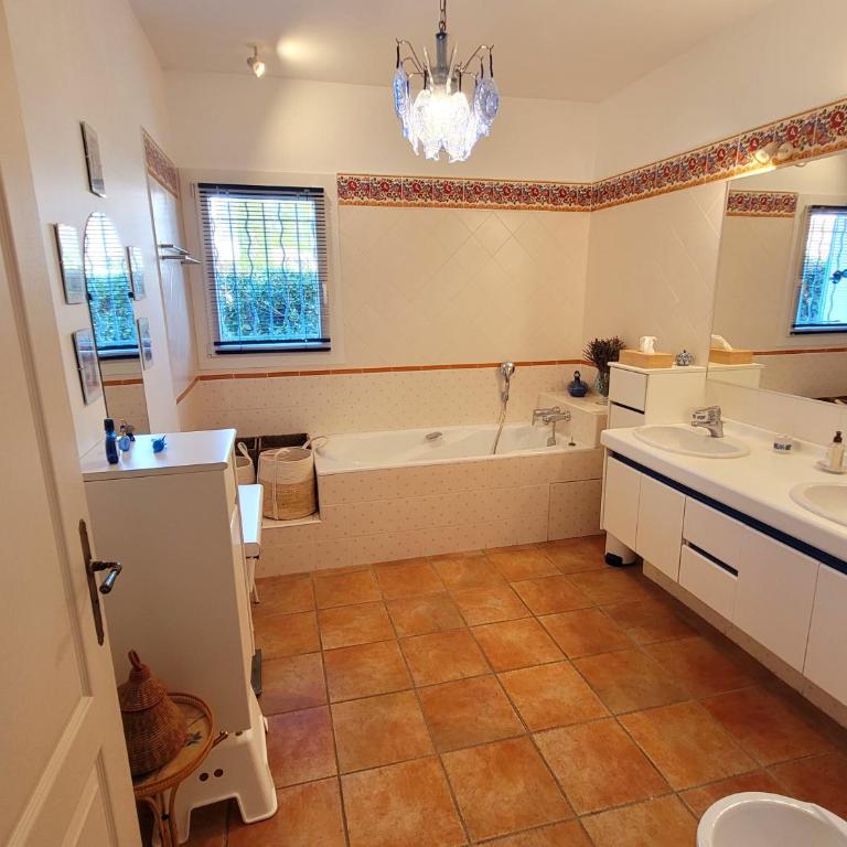 La Villa des Lavandes - A 300m du Centre, au calme, et au vert ! - Villa - 41