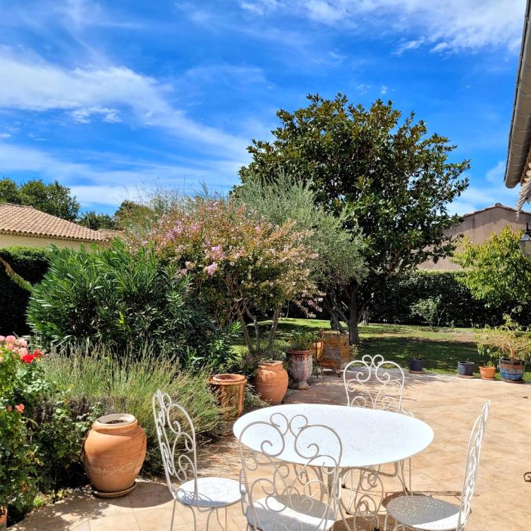La Villa des Lavandes - A 300m du Centre, au calme, et au vert ! - Villa - 13