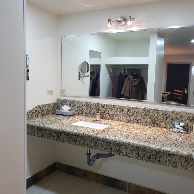 La Villa de Zaragoza - Deluxe Quadruple Room - 5