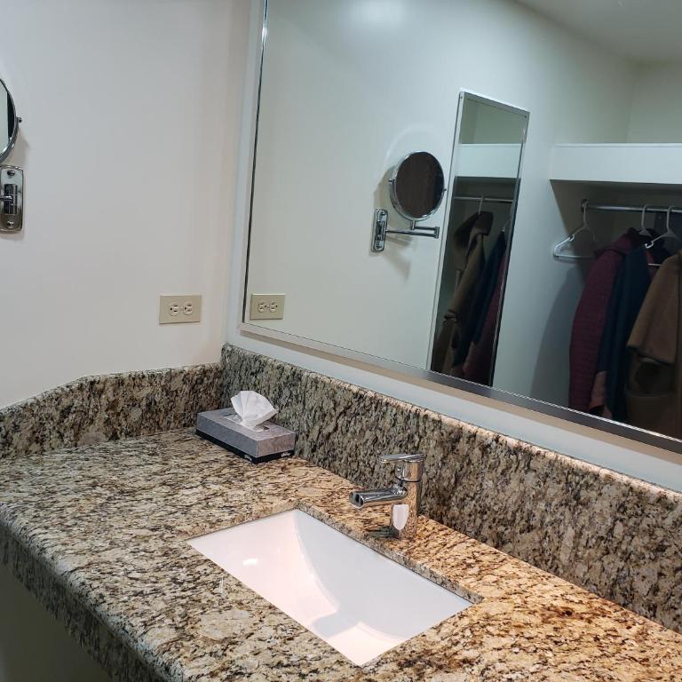 La Villa de Zaragoza - Deluxe Quadruple Room - 6