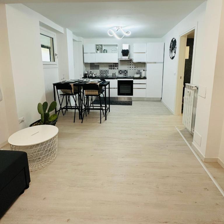 Casa InCentro a 300 mt dal mare - Two-Bedroom House - 4