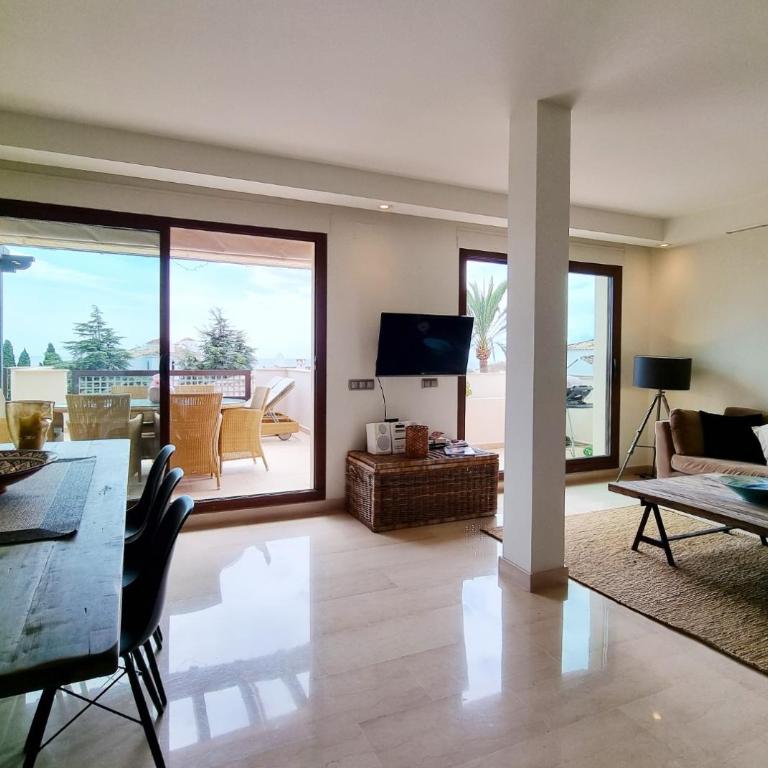 Luxury Penthouse in Medina Banus - Three-Bedroom Apartment - 4
