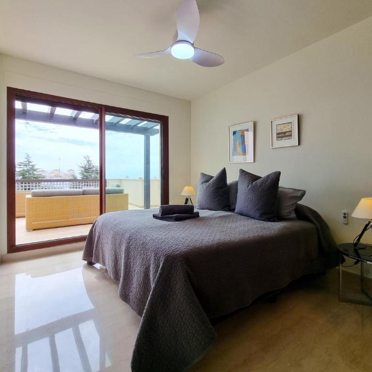 Luxury Penthouse in Medina Banus - Three-Bedroom Apartment - 37