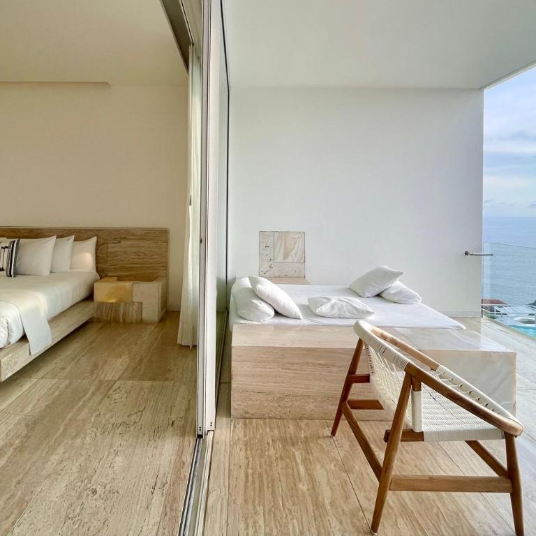 Encanto Acapulco - Suite con cama grande y balcón - 12