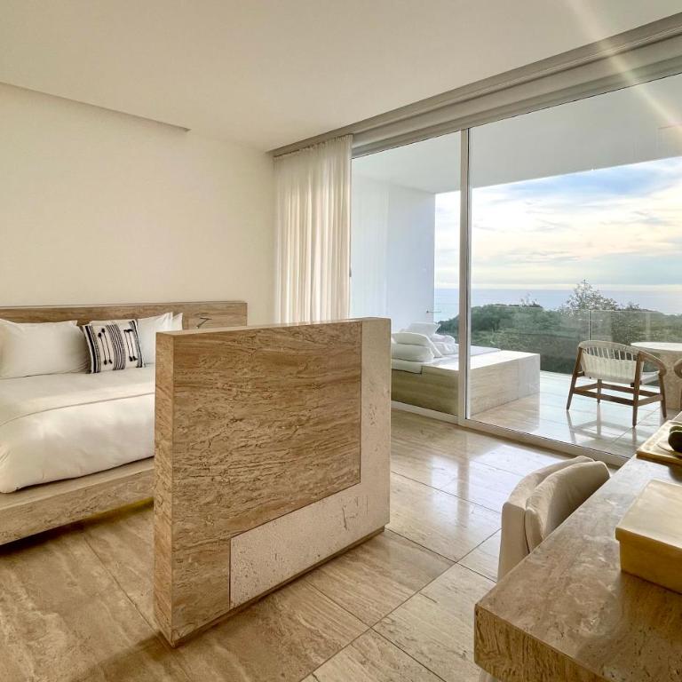Encanto Acapulco - Suite con cama grande y balcón - 2