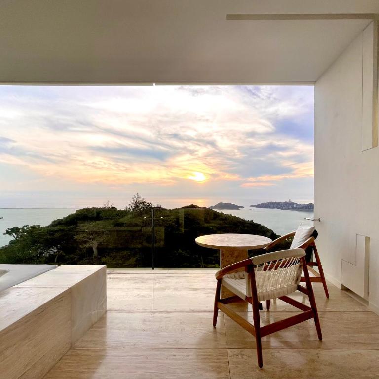Encanto Acapulco - Suite con cama grande y balcón - 13