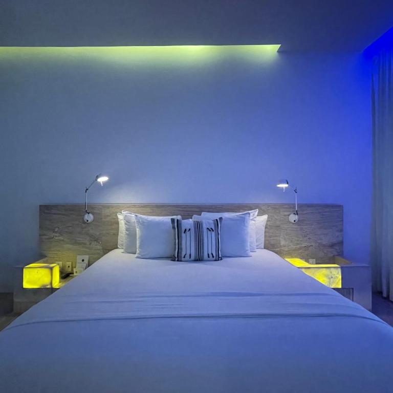 Encanto Acapulco - Suite con cama grande y balcón - 11