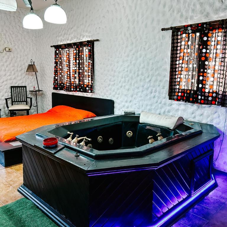 El Aura l Complejo de apartamentos amoblados - Suite con bañera de hidromasaje y cama grande - 8
