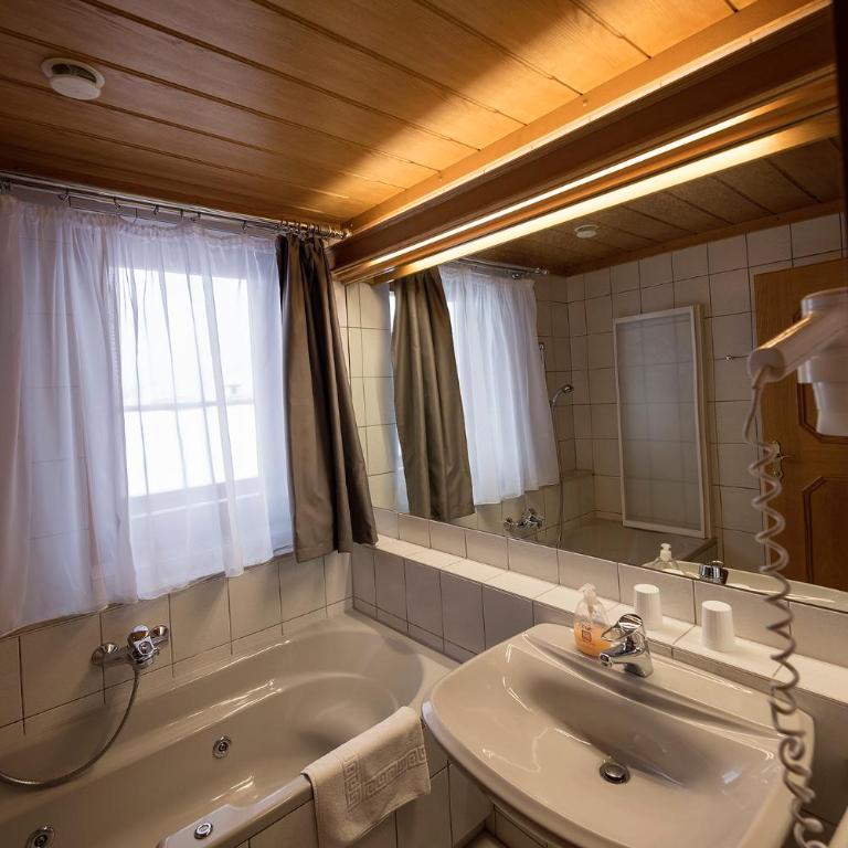 Landhaus Hubertus - Familienzimmer mit Bergblick - 3