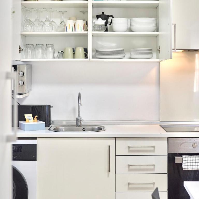 SPACIOUS, SUNNY FLAT BY CITY OF ARTS & SCIENCES - Three-Bedroom Apartment - 27