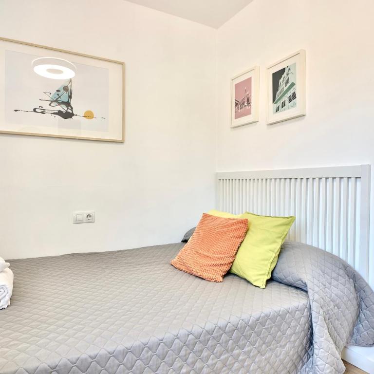 SPACIOUS, SUNNY FLAT BY CITY OF ARTS & SCIENCES - Three-Bedroom Apartment - 20