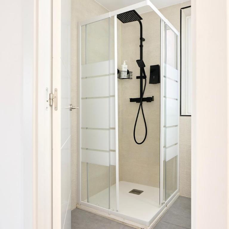SPACIOUS, SUNNY FLAT BY CITY OF ARTS & SCIENCES - Three-Bedroom Apartment - 14