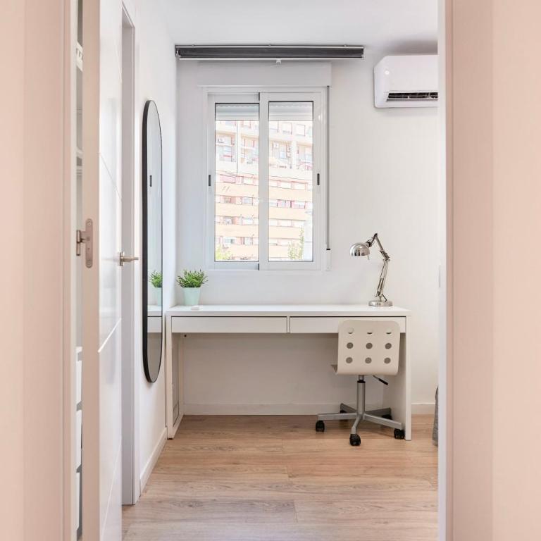 SPACIOUS, SUNNY FLAT BY CITY OF ARTS & SCIENCES - Three-Bedroom Apartment - 18