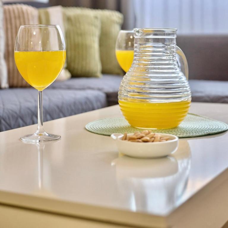 SPACIOUS, SUNNY FLAT BY CITY OF ARTS & SCIENCES - Three-Bedroom Apartment - 42