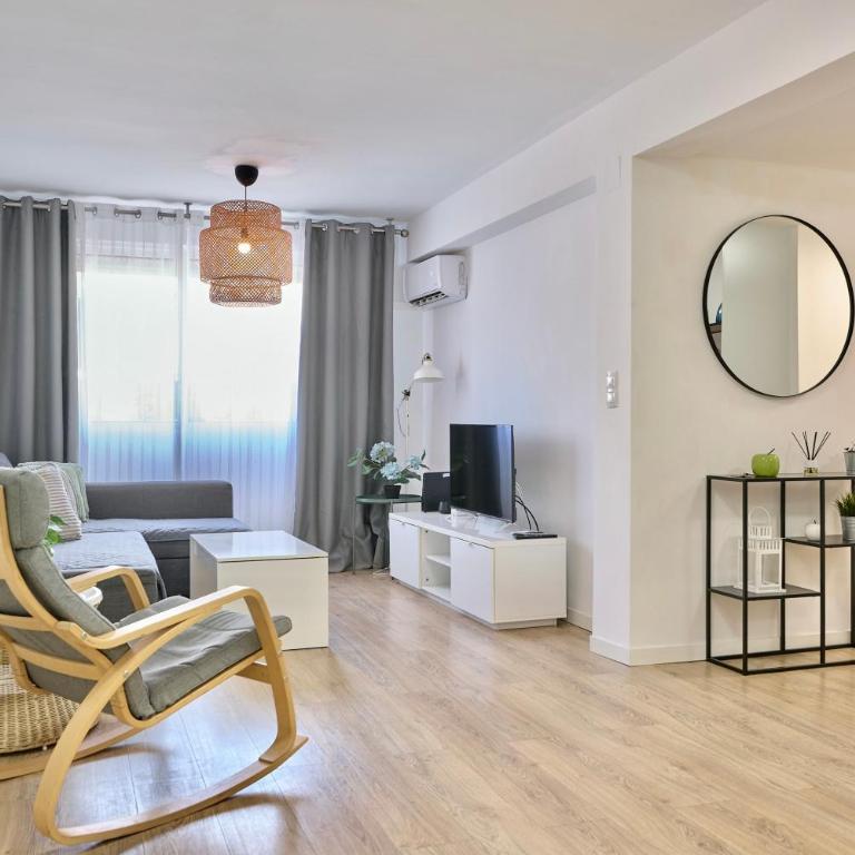 SPACIOUS, SUNNY FLAT BY CITY OF ARTS & SCIENCES - Three-Bedroom Apartment - 11