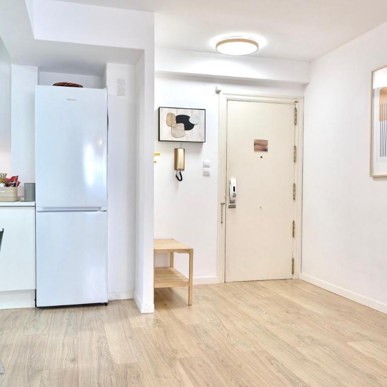 SPACIOUS, SUNNY FLAT BY CITY OF ARTS & SCIENCES - Three-Bedroom Apartment - 15