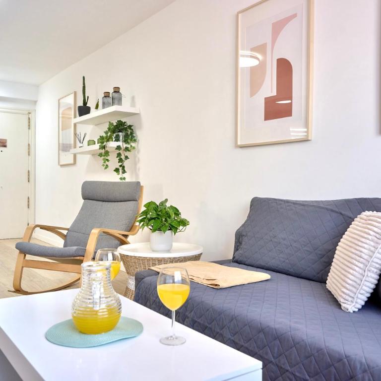 SPACIOUS, SUNNY FLAT BY CITY OF ARTS & SCIENCES - Three-Bedroom Apartment - 44