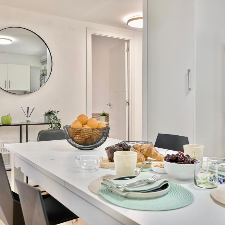 SPACIOUS, SUNNY FLAT BY CITY OF ARTS & SCIENCES - Three-Bedroom Apartment - 37