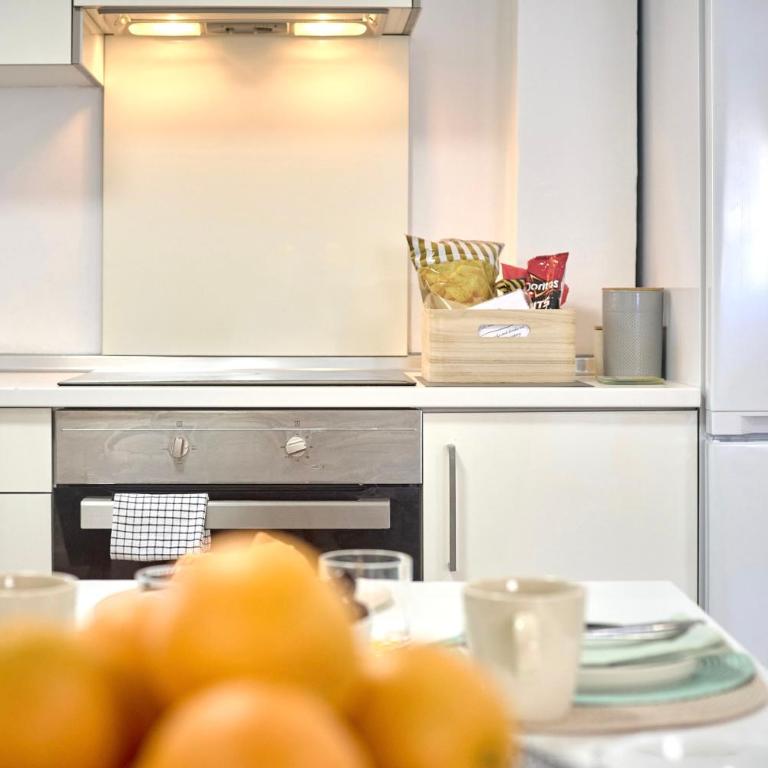 SPACIOUS, SUNNY FLAT BY CITY OF ARTS & SCIENCES - Three-Bedroom Apartment - 46