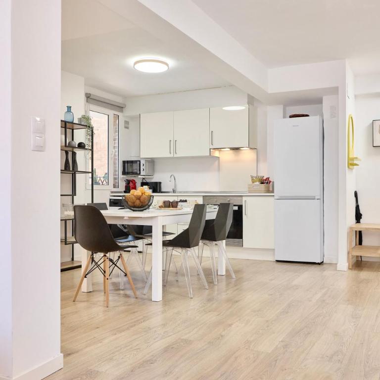 SPACIOUS, SUNNY FLAT BY CITY OF ARTS & SCIENCES - Three-Bedroom Apartment - 39