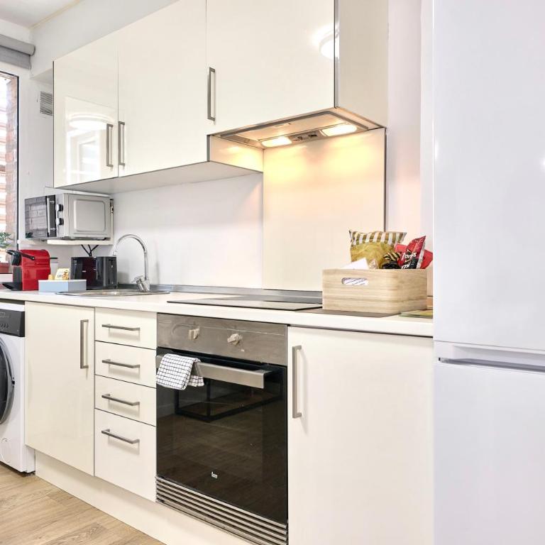 SPACIOUS, SUNNY FLAT BY CITY OF ARTS & SCIENCES - Three-Bedroom Apartment - 29