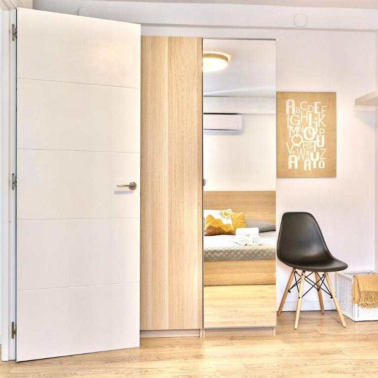 SPACIOUS, SUNNY FLAT BY CITY OF ARTS & SCIENCES - Three-Bedroom Apartment - 10