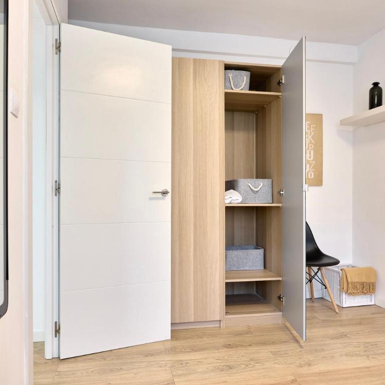 SPACIOUS, SUNNY FLAT BY CITY OF ARTS & SCIENCES - Three-Bedroom Apartment - 28