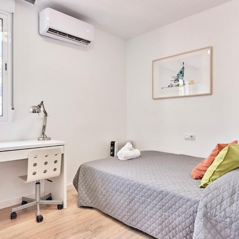 SPACIOUS, SUNNY FLAT BY CITY OF ARTS & SCIENCES - Three-Bedroom Apartment - 5