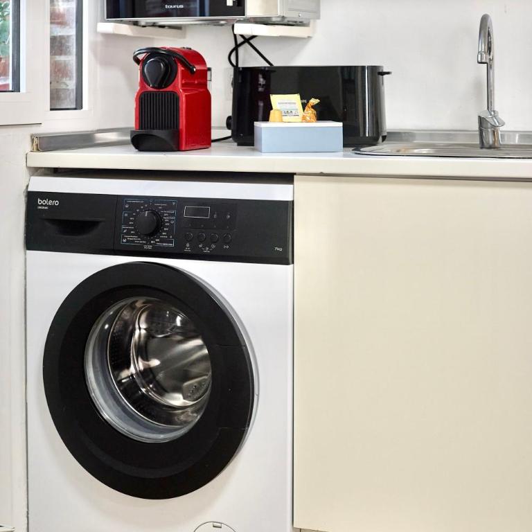 SPACIOUS, SUNNY FLAT BY CITY OF ARTS & SCIENCES - Three-Bedroom Apartment - 52