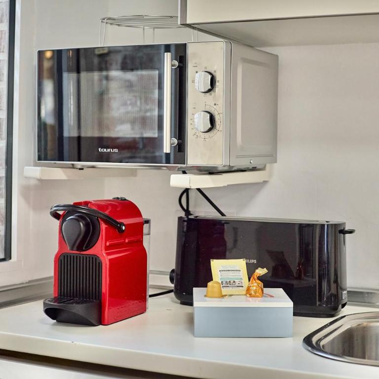 SPACIOUS, SUNNY FLAT BY CITY OF ARTS & SCIENCES - Three-Bedroom Apartment - 17