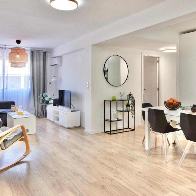 SPACIOUS, SUNNY FLAT BY CITY OF ARTS & SCIENCES - Three-Bedroom Apartment - 1