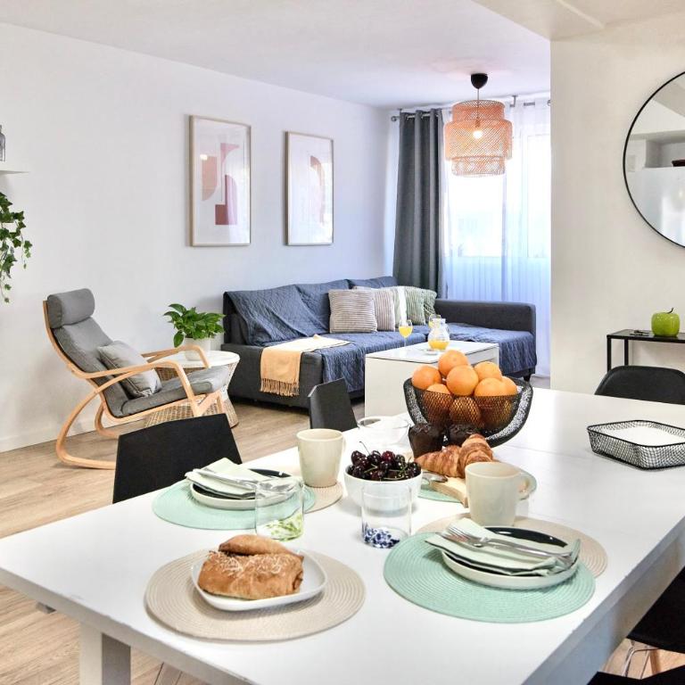 SPACIOUS, SUNNY FLAT BY CITY OF ARTS & SCIENCES - Three-Bedroom Apartment - 22