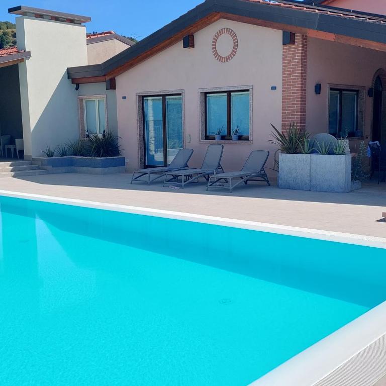 Casa Pergola 1 - Grande Appartamento per 6 ospiti - fronte piscina, parking - Three-Bedroom Apartment - 7