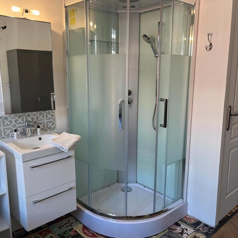 Les chambres de Cédric ICONIC TRAM GARE Nice Ville pour personnes CALMES - Chambre Double - 5
