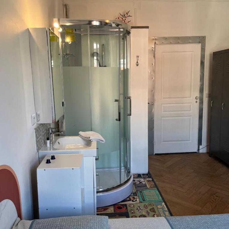 Les chambres de Cédric ICONIC TRAM GARE Nice Ville pour personnes CALMES - Chambre Double - 11