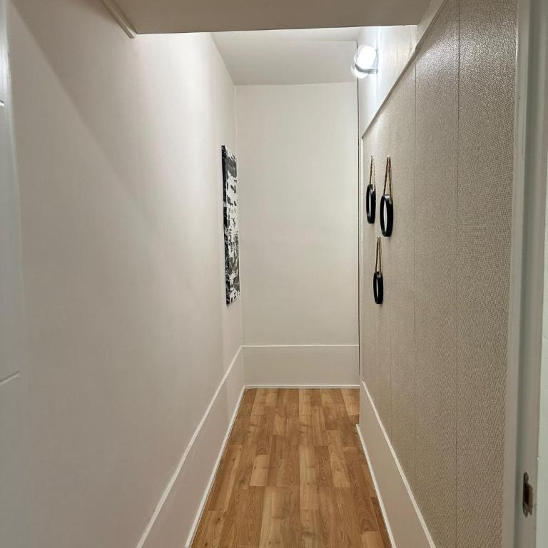 BRI LEON - Two-Bedroom Apartment - 10