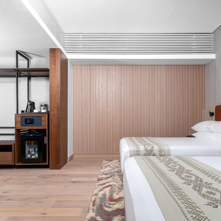 Hyatt Regency Mexico City Insurgentes WTC - Deluxe Queen Room with Two Queen Beds - 5