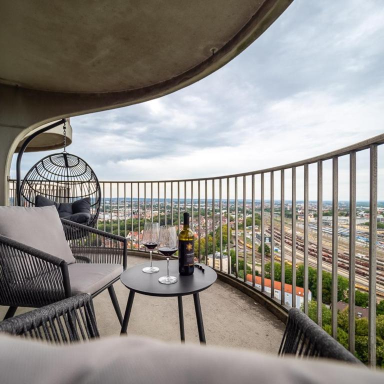 Design-Apartment I Hotelturm Augsburg I Etage 26 I Boxspring I Ausblick - One-Bedroom Apartment - 1
