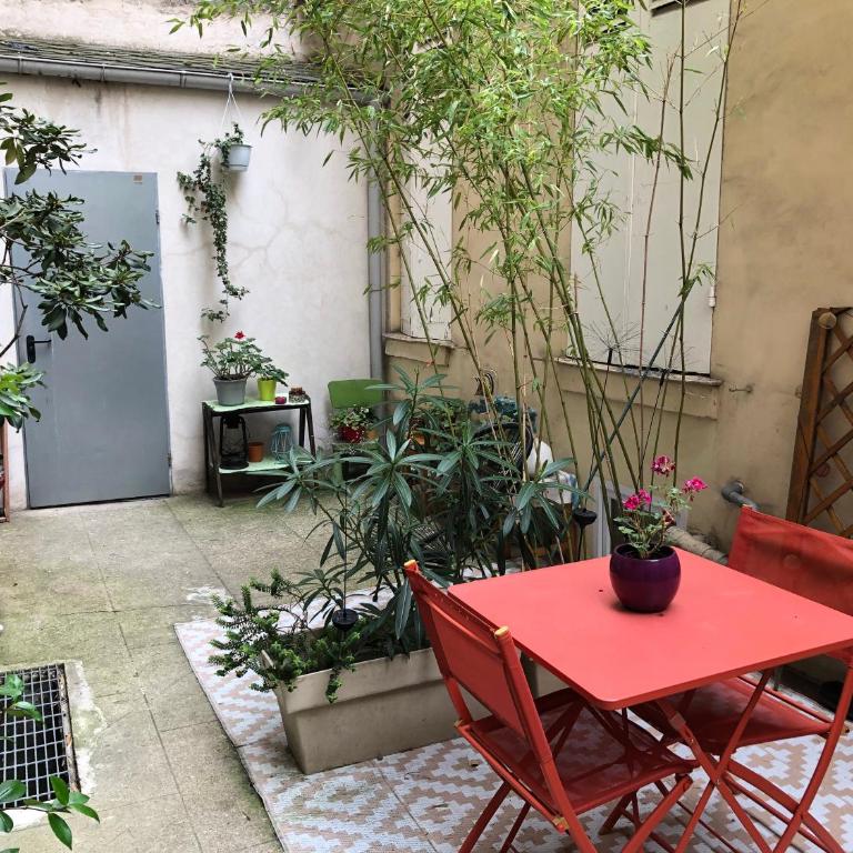 Guest house 40 m2 pour 1,2,3 personnes-Rez de Chaussée sur Rue et Patio-Séjour,Cuisine,SDB,Chambre avec Lit double-2 canapés lit japonais et matelas gonflable-Entrée côté Rue Berzélius-4 m du Métro Brochant lig13- Bus 31,54,74 ers sites touristiques - Appartement 1 Chambre - 11
