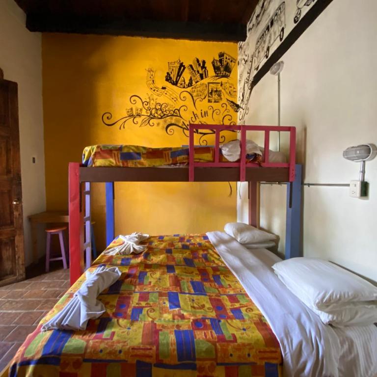 Rossco Hostel & Hotel - Economy Twin Room with Shared Bathroom - 2