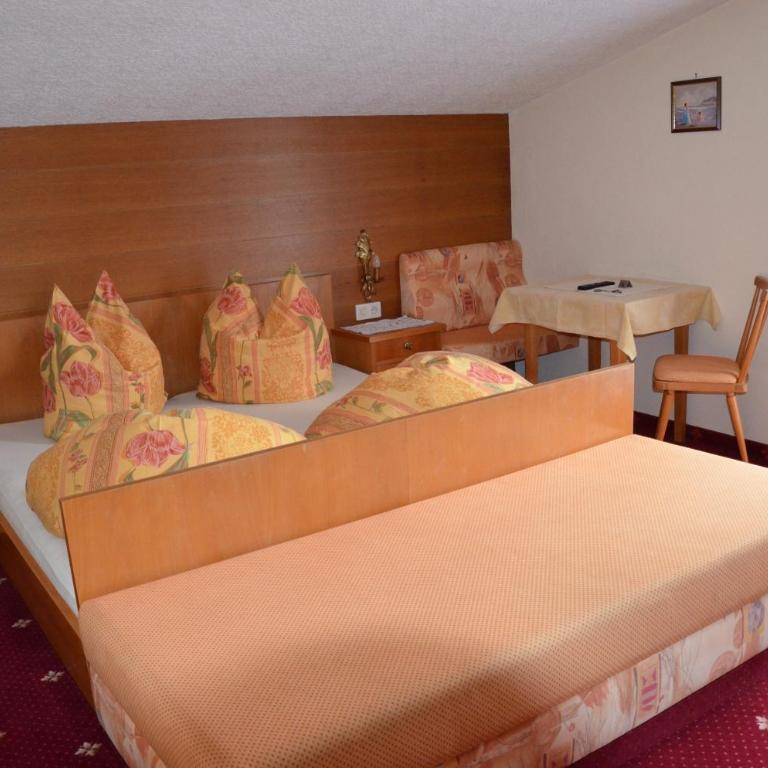 Appartements Gästehaus Schrott - Budget Double Room with Balcony Street View - 2