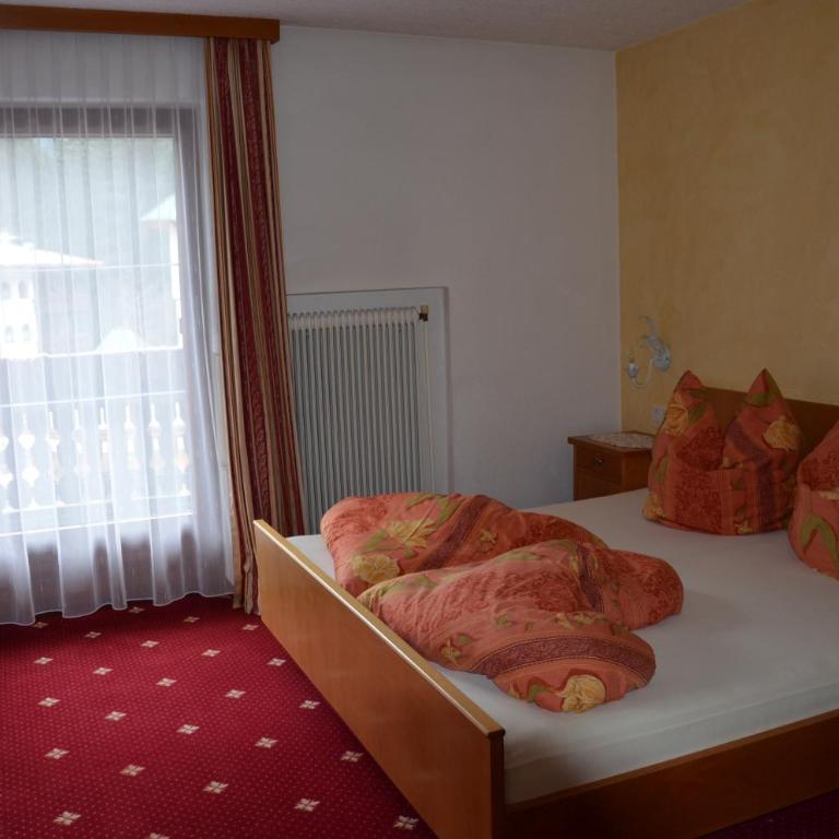 Appartements Gästehaus Schrott - Budget Double Room with Balcony Street View - 3