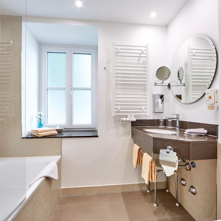 Zum Turm - Apartments und Gästezimmer - Deluxe Doppelzimmer mit Balkon - 2